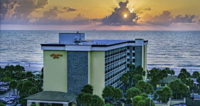 Hampton Inn Jacksonville Beach/Oceanfront & Tides Bar and Grille
