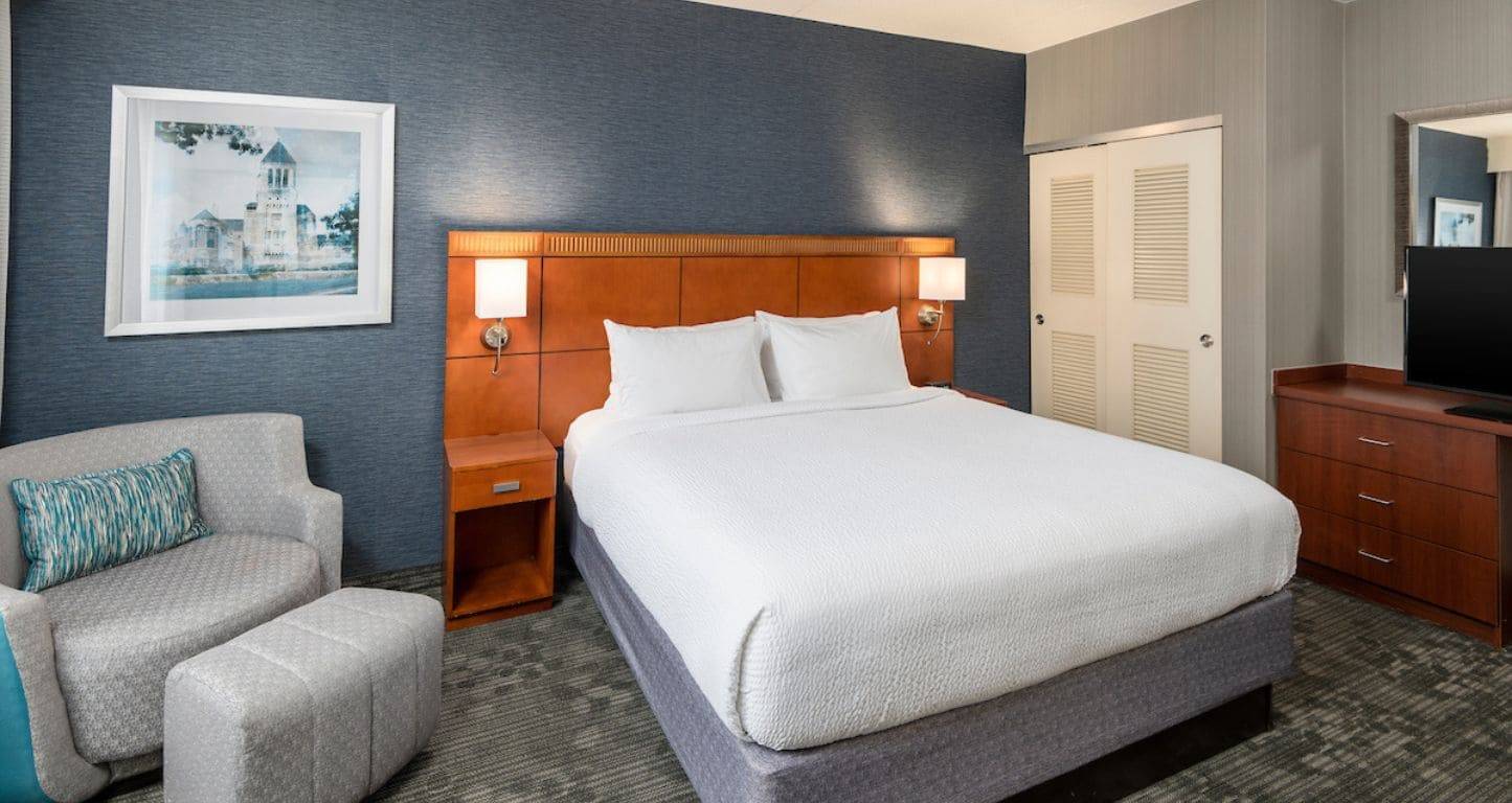 One bed suite with sitting room at Courtyard Philadelphia