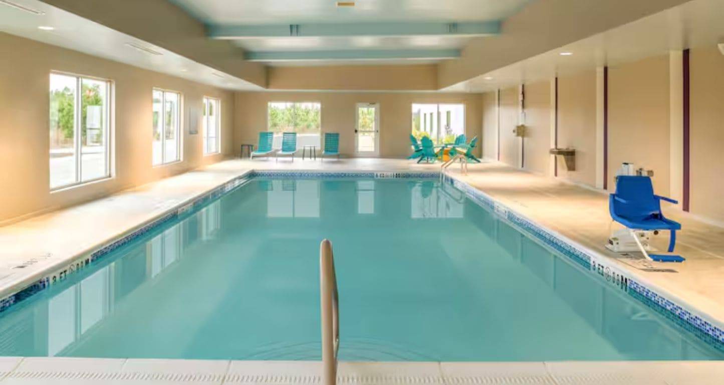 The indoor pool at Hilton Garden Inn Brunswick