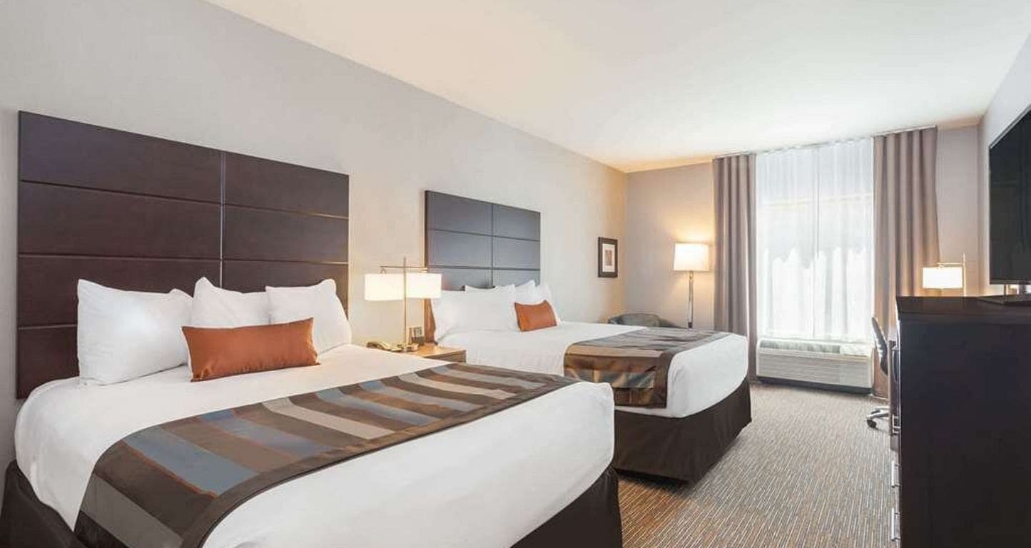 Guest suite at Wingate Altoona & Tōst