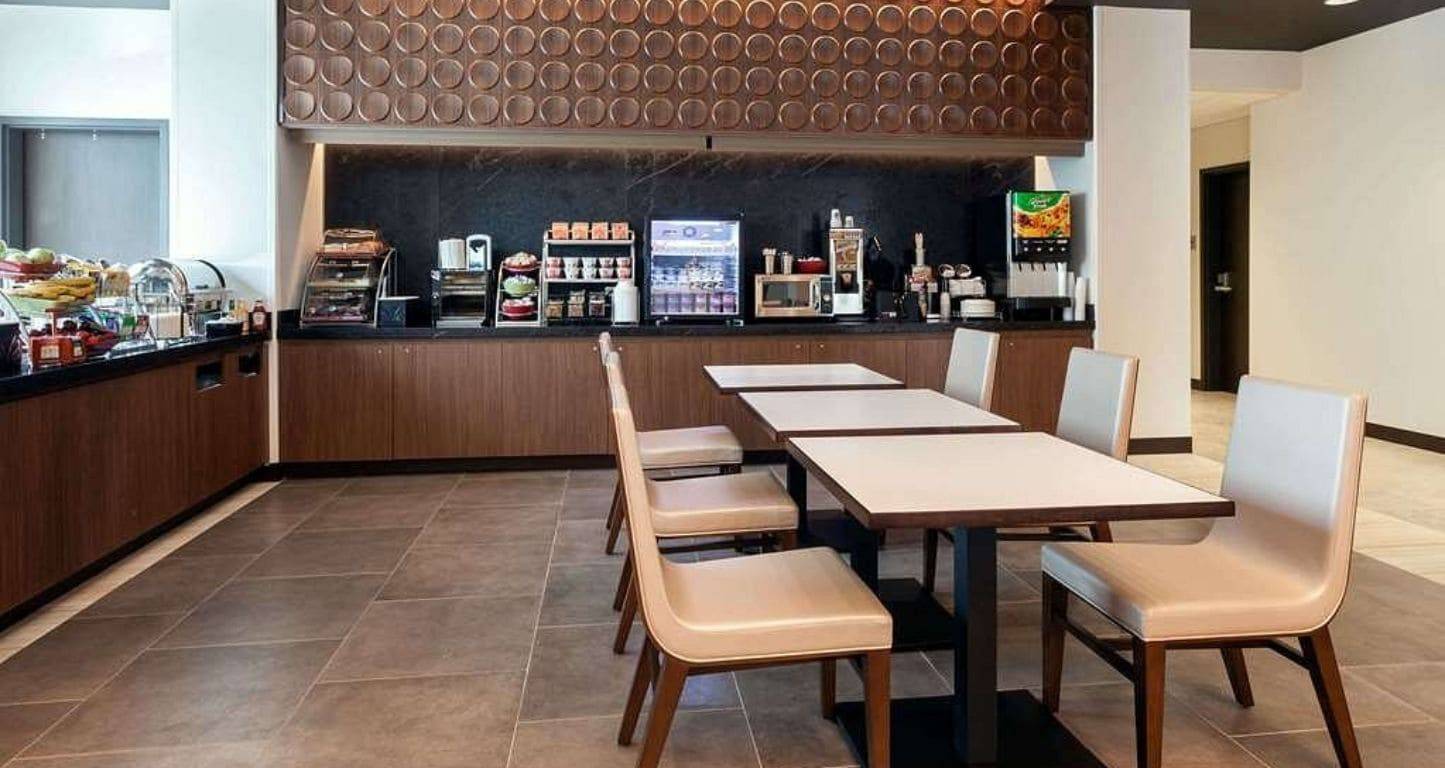 Dining room at Wingate Altoona & Tōst