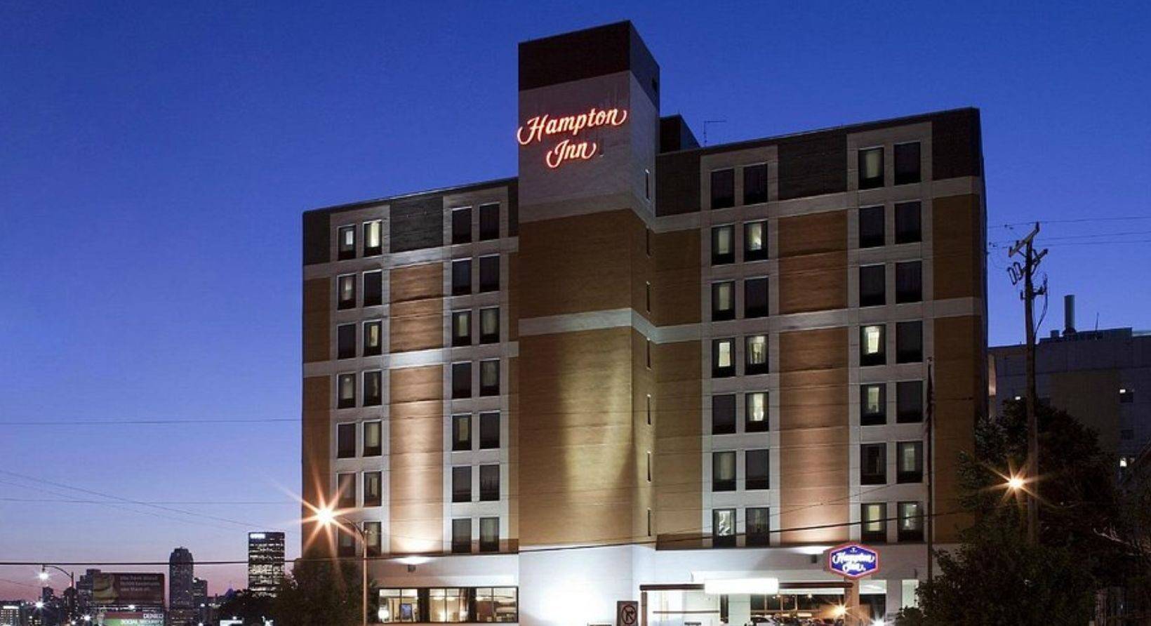 An exterior view of Hampton Inn Pittsburgh University/Medical Center at nighttime