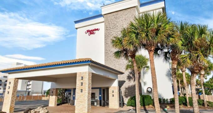 Hampton Inn Jacksonville Beach/Oceanfront & Tides Bar and Grille