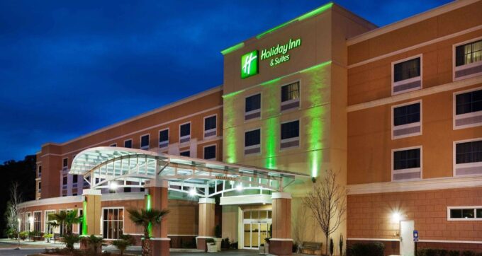 Holiday Inn & Suites Beaufort @ Highway 21 & Albergotti Grille