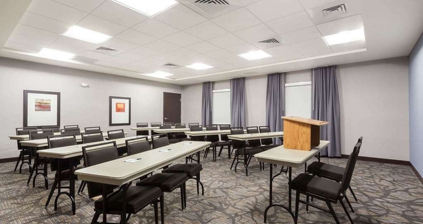 Meeting room at Wingate Altoona & Tōst